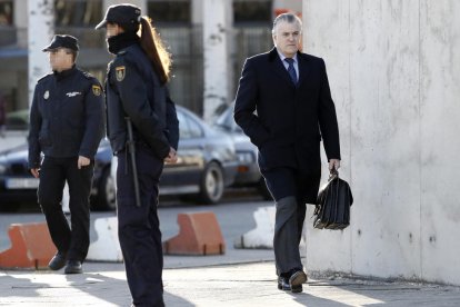 Bárcenas va arribar ahir al matí a l’Audiència Nacional rebut per uns mariachis interpretant l’himne del PP.