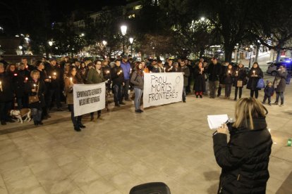 Un moment de la lectura ahir del manifest durant la concentració a la plaça de la Pau.