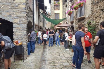 El centre de Rialp es va omplir ahir de parades d’oficis artesans, malgrat la pluja.