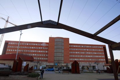 La façana de l'hospital Arnau de Vilanova de Lleida.