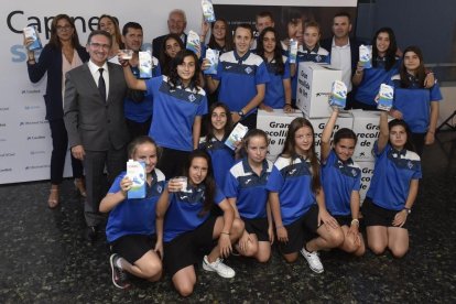 Les jugadores de l'infantil de l'AEM de Lleida han participat en la promoció de la campanya 'Cap nen sense bigoti'.