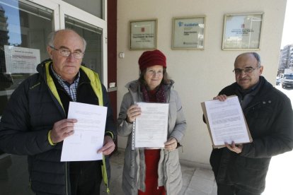 Josep Pàmies, Lola Roma i Miquel Pàmies, ahir a Salut.