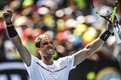 El balear celebra la victòria sobre l’alemany Florian Mayer en el seu debut a Melbourne.