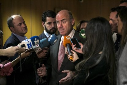 De Guindos va atendre ahir els mitjans al ministeri d’Economia.