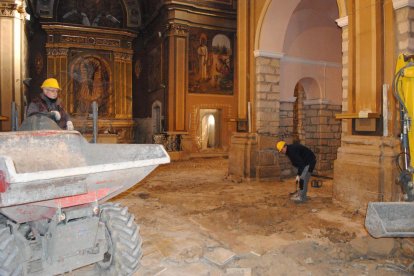 Les màquines traient les antigues rajoles del temple.