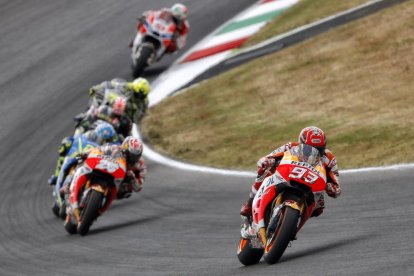 Marc Màrquez roda al davant de Dani Pedrosa, ahir a Mugello.