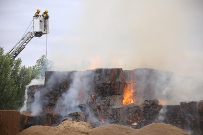 Los bomberos utilizaron un camión escalera para sofocar el fuego. 