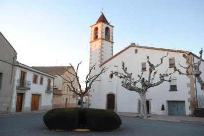 L’església i nombrosos edificis de Vila-sana estan pintats de blanc malgrat la prohibició del 2012.