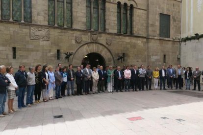 Un moment del minut de silenci d'aquest dilluns a la plaça Paeria.