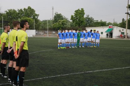 Abans de començar el partit es va guardar un minut de silenci en memòria d’Emili Vicente.