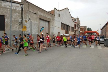 Fins a 500 corredors es van citar a Vilanova de Bellpuig per córrer l’onzena Cursa de la Guineu.