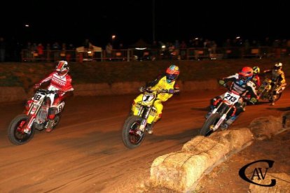 La pluja prèvia a la prova no va impedir una vetllada de motociclisme amb grans carreres.