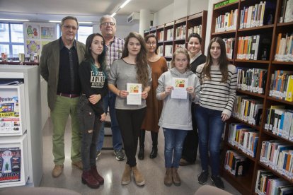 Un grup de voluntàries, ahir, amb la directora de la biblioteca i responsables polítics de Bellpuig.