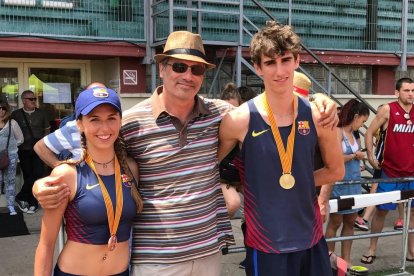 María Hernández, Quim Erta i Bernat Erta, amb les medalles.