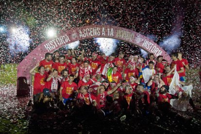 La plantilla per complet del Girona va celebrar l’ascens en gran al terreny de joc al més pur estil Champions.