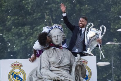 Sergio Ramos mostra la ‘dotzena’, mentre Marcelo besa la deessa Cibeles ahir a la nit.