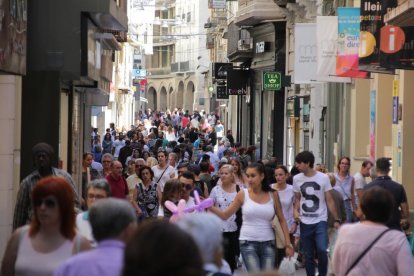 Aspecte que oferia ahir al migdia l’Eix Comercial, amb molta gent passejant i comprant.