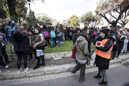 Estudiants i professors d’un institut de Roma, després de ser desallotjats per un dels sismes.