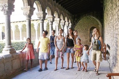 Imatge d'arxiu de turistes a la Catedral de la Seu d'Urgell