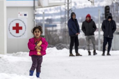 Refugiats ■ La Unió Europea va reclamar ahir més suport als Estats membres i a les organitzacions internacionals per ajudar Grècia a atendre els refugiats que han quedat desprotegits a Lesbos davant de l’onada de fred.