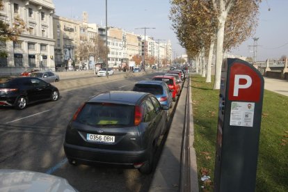 Aparcamiento de zona azul en la avenida Madrid.