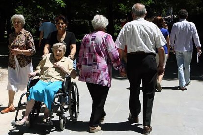 La caída de la población activa, un problema para el sostenimiento del sistema público de pensiones.