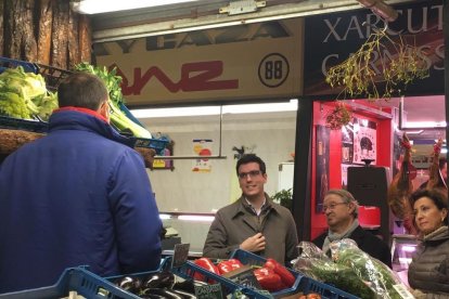 El grup del PDeCAT i Unió va visitar ahir el mercat de Fleming.