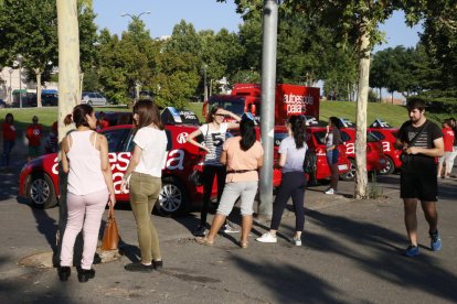 Alumnos convocados para el examen ayer, esperando en el Camp d’Esports.