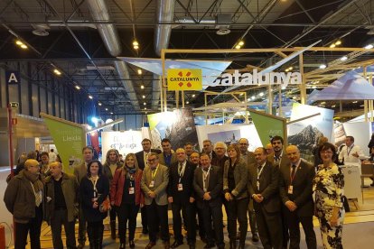 Joan Reñé y Àngel Ros junto al resto de representantes de las comarcas de Lleida en Fitur 2017.