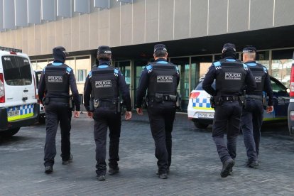 Urbanos dirigiéndose al cuartel de la Policía Local, en la calle Salmeron.