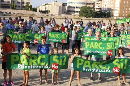 Protesta de veïns amb pancartes, fa un mes, al solar on està previst el Parc de les Arts.