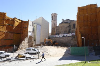 Una excavadora trabajando en el solar de la Palma donde Ilerna construye su nueva sede.