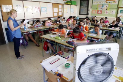 Alumnes del Frederic Godàs combatent la calor aquest juny.