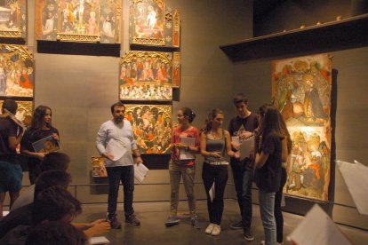 El responsable educativo del Museu, en una actividad con alumnos.