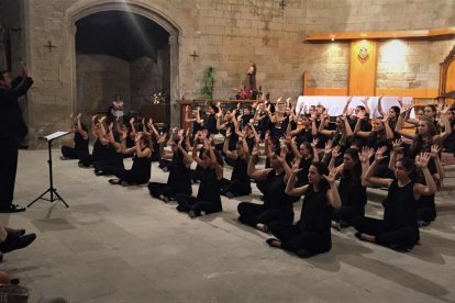 El coro interpretó obras de diferentes períodos y estilos en el convento dominico de Balaguer.