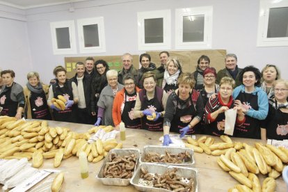 Integrants de l’Associació de Mestresses de Casa d’Alcarràs, ahir, preparant els entrepans.