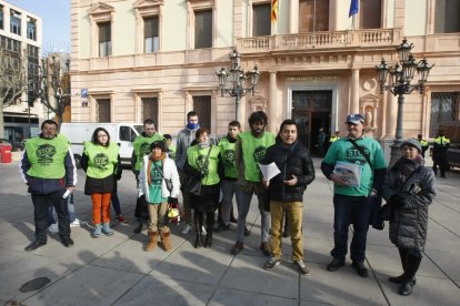 Un moment de la concentració que va tenir lloc ahir al matí a la plaça de la Pau.