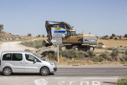  Los trabajos en el núcleo de Gra, donde se construirá una rotonda para facilitar la entrada.