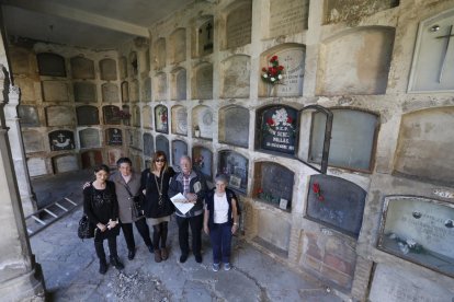 Alguns titulars de nínxols de l’àrea de Santa Cecília afectats per la demolició, ahir al cementiri.