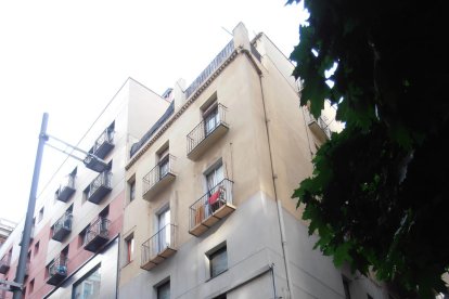 En aquest bloc de la Baixada de la Trinitat es ven un pis per 15.170 €.