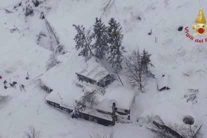 Fotografia aèria de l’hotel Rigopiano sepultat per una allau previsiblement produïda per algun dels sismes que van sacsejar Itàlia.