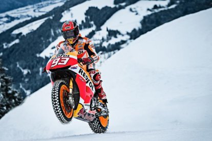 Marc, fent un cavallet sobre la neu de l’estació de Kitzbühel.