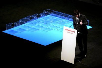 El president de la Generalitat, Carles Puigdemont, en un moment de l'acte al Teatre Nacional de Catalunya.