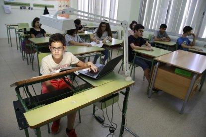 Un alumne d’ESO de l’institut Lladonosa, amb material que l’ajuda a veure-hi millor per seguir la classe.