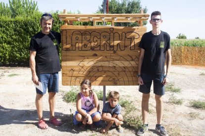 Els impulsors, a les portes del laberint, que ocupa unes tres hectàrees de terreny.