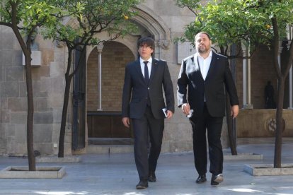 Carles Puigdemont i Oriol Junqueras es dirigeixen a la reunió del Consell Executiu.