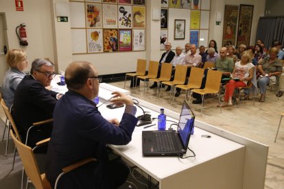 Fina, Ros y Parra presentaron el proyecto a los agentes y entidades culturales de la ciudad.  