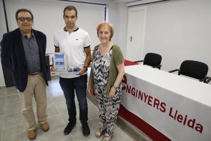 Adrià Domènech, en el centro, muestra el proyecto fotovoltaico que ha diseñado. 