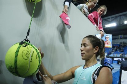 Muguruza firma autògrafs després de vèncer la letona Sevastova.