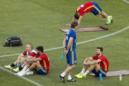 Gerard Piqué conversa con el seleccionador Julen Lopetegui ayer durante el entrenamiento. 